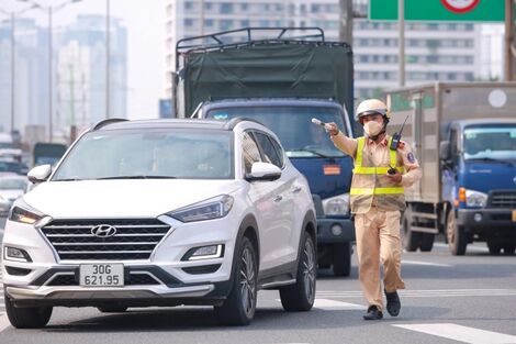 Từ 2025, nhiều lỗi vi phạm giao thông sẽ tăng mức phạt gấp nhiều lần so với trước, trong đó ô tô vượt đèn đỏ bị phạt tới 20 triệu.