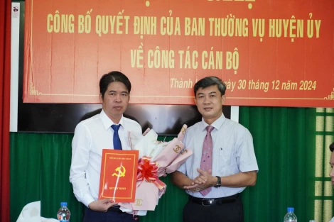 Châu Thành: Trao Quyết định về công tác cán bộ