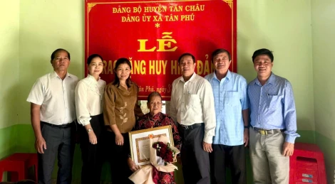 Tân Châu: Trao tặng huy hiệu 55 năm tuổi Đảng cho đảng viên xã Tân Phú