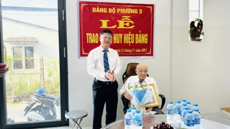 Bí thư Thành uỷ Lê Minh Thế trao Huy hiệu 70 năm tuổi Đảng tại phường 3