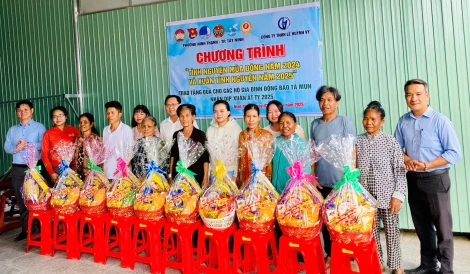 Tặng quà Tết cho đồng bào Tà Mun có hoàn cảnh khó khăn