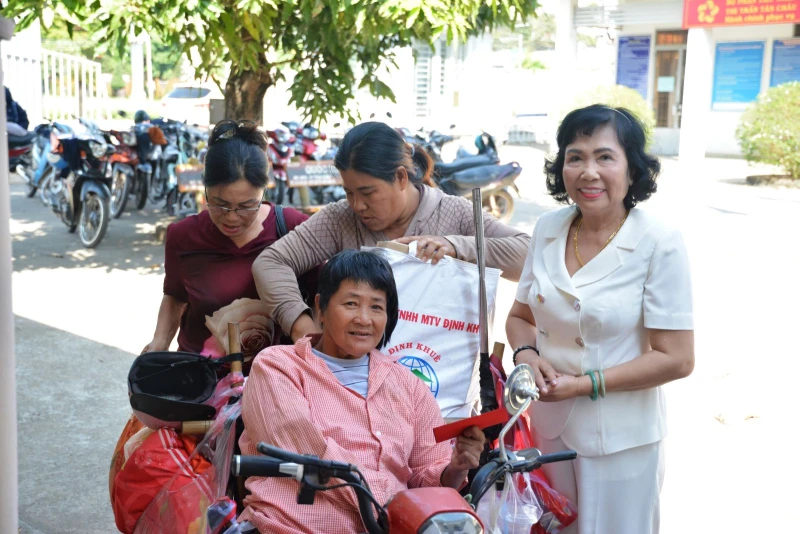 Tân Châu tặng quà tết cho nạn nhân bị nhiễm chất độc da cam