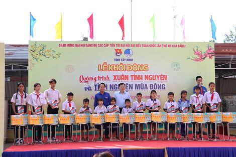 Hàng ngàn bạn trẻ Tây Ninh phấn khởi ra quân chương trình Tình nguyện mùa đông năm 2024 và Xuân tình nguyện năm 2025