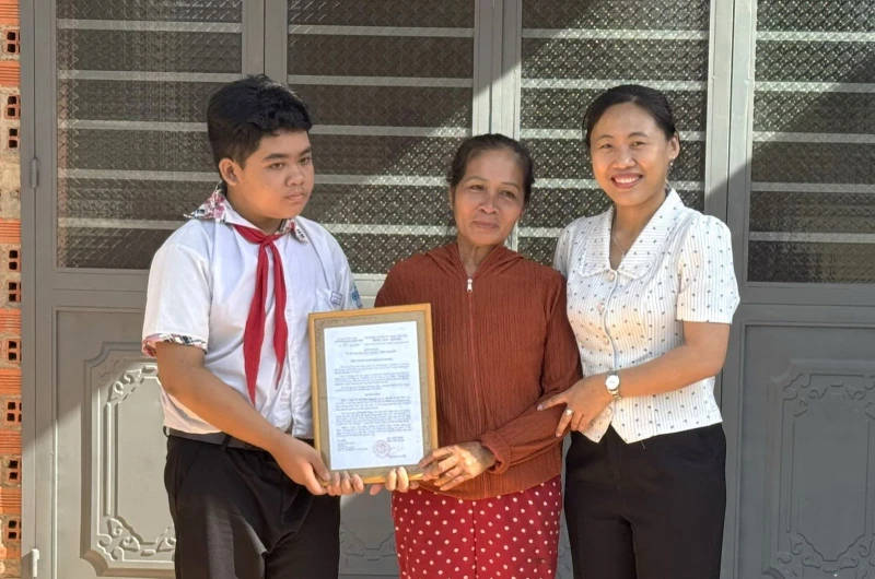 Bàn giao nhà Khăn quàng đỏ cho học sinh có hoàn cảnh khó khăn