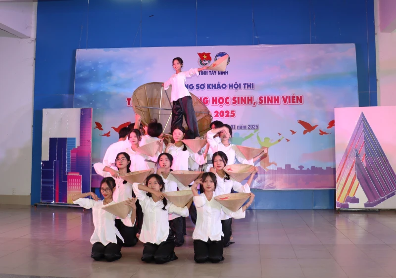 Sôi nổi Hội thi Tìm kiếm tài năng học sinh, sinh viên