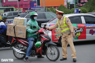 Đi xe máy qua vạch sơn, đèn chuyển vàng và đỏ có bị cảnh sát xử phạt không?