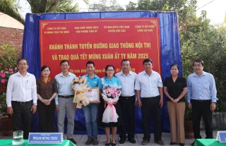 Dự lễ khánh thành đường giao thông nông thôn và tặng quà cho hộ có hoàn cảnh khó khăn Xuân Ất Tỵ 2025