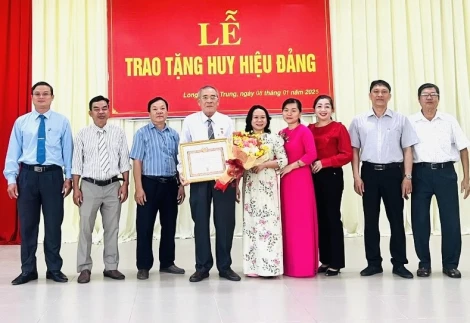 Trao tặng huy Hiệu 40 năm tuổi Đảng cho đảng viên phường Long Thành Trung