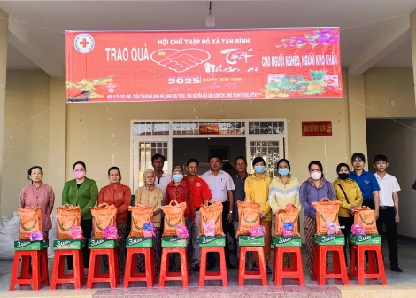 Trao 70 phần quà Tết cho hộ có hoàn cảnh khó khăn xã Tân Bình, thành phố Tây Ninh