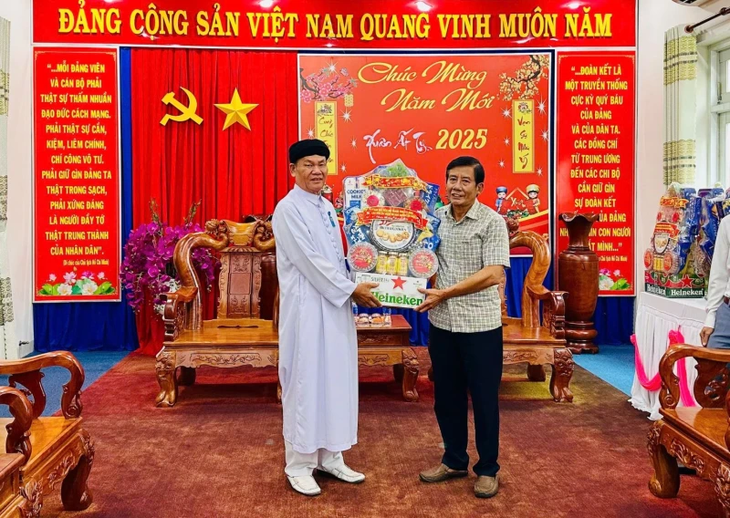 Ban đại diện Hội thánh Cao Đài Tây Ninh thăm, chúc tết lãnh đạo huyện Tân Biên