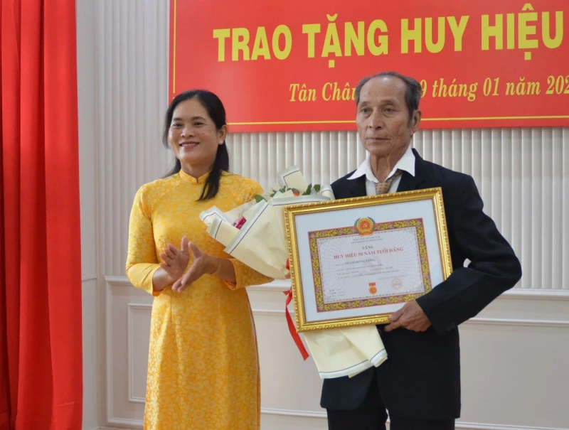 Tân Châu trao tặng huy hiệu Đảng cho 9 đảng viên