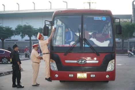 Công an Tây Ninh tăng cường kiểm tra, xử lý phương tiện vận tải hành khách