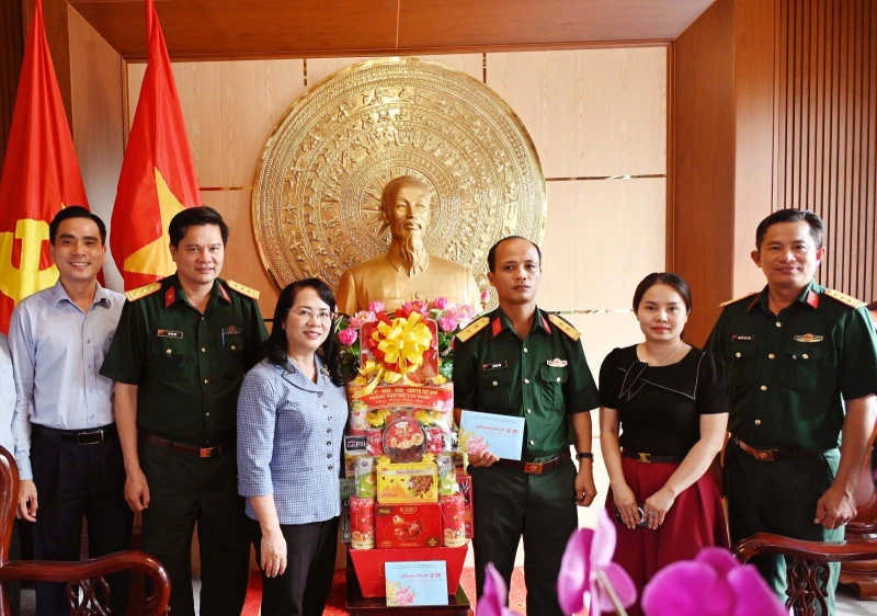 Lãnh đạo Thành phố Hồ Chí Minh: Thăm, chúc tết cán bộ, chiến sĩ Sư đoàn 5