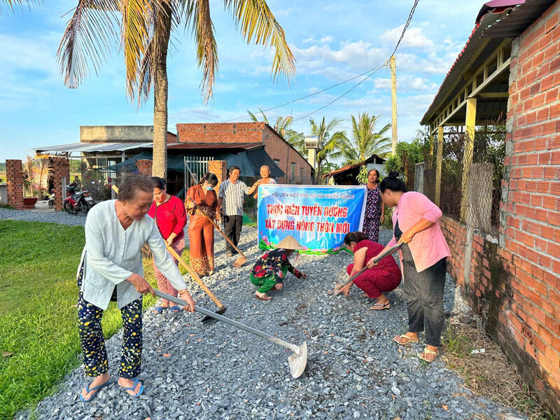 Hội Liên hiệp Phụ nữ xã Phước Đông: Nâng cấp đường giao thông nông thôn và tặng quà phụ nữ khó khăn, trẻ em khuyết tật