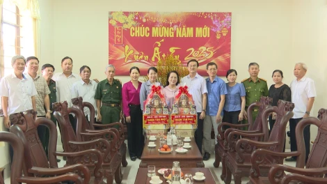 Đoàn công tác quận Tân Phú, TP. Hồ Chí Minh thăm, chúc tết đơn vị kết nghĩa tại huyện Bến Cầu