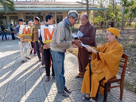 Trao 400 phần quà tết tại huyện Tân Biên và Châu Thành