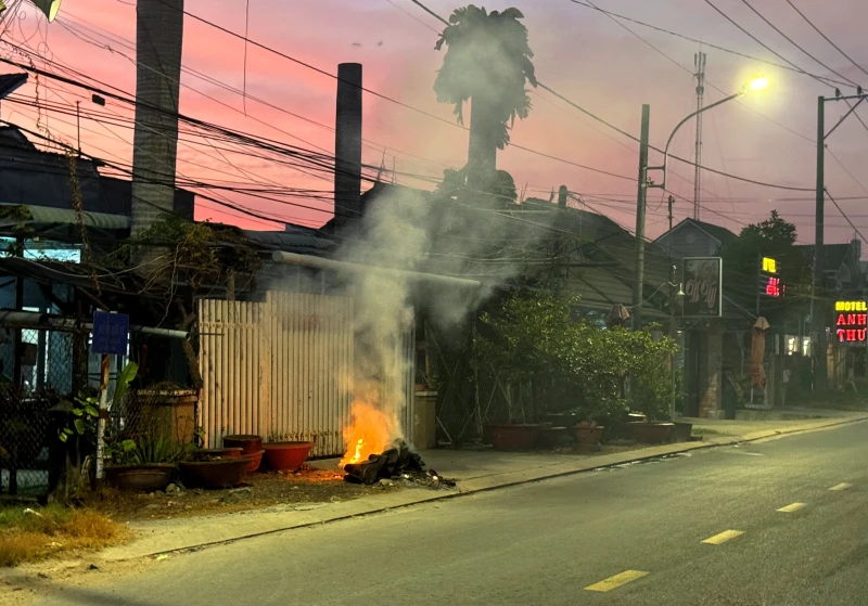 Đốt rác cuối năm: “tiện một lúc, hại lâu dài”