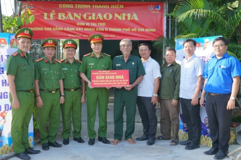 Trường Cao đẳng Cảnh sát nhân dân II bàn giao 6 căn nhà cho các hộ nghèo vùng biên