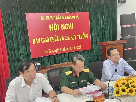 Bàn giao chức vụ Chỉ huy trưởng Ban Chỉ huy Quân sự huyện Gò Dầu