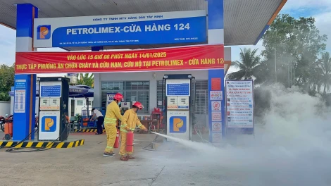 Công an thị xã Hoà Thành: Thực tập phương án chữa cháy tại Cửa hàng xăng dầu 124