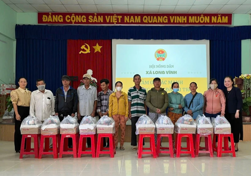 Xã Long Vĩnh: Tặng quà tết cho hội viên nông dân có hoàn cảnh khó khăn