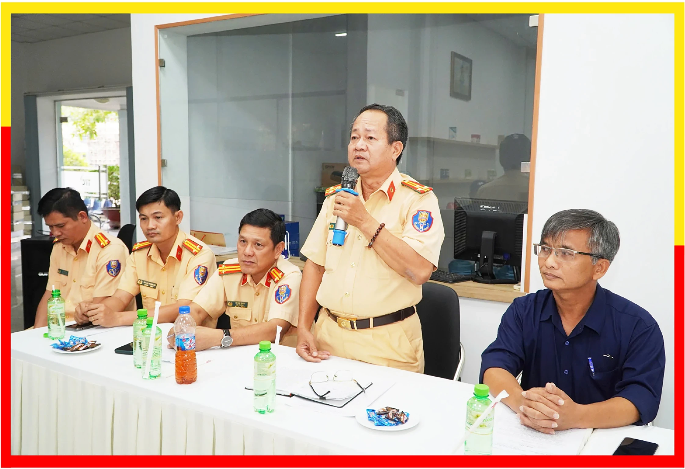 Thượng tá Trương Thành Lập- Phó trưởng Phòng Cảnh sát giao thông Công an Tây Ninh phát biểu tại buổi tuyên truyền pháp luật cho tài xế chở mía