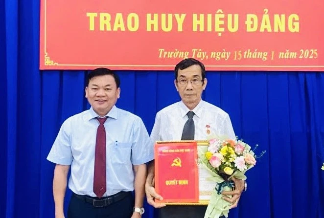 Hoà Thành: Trao Huy hiệu 40 năm tuổi Đảng