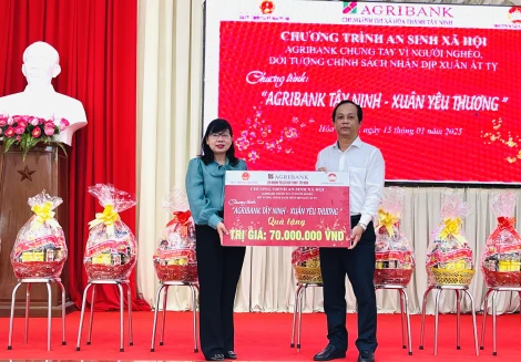 Agribank chi nhánh thị xã Hoà Thành tặng 150 phần quà tết cho gia đình chính sách