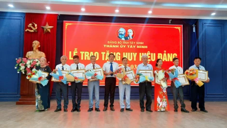 Thành uỷ Tây Ninh trao Huy hiệu Đảng cho 65 đảng viên lão thành