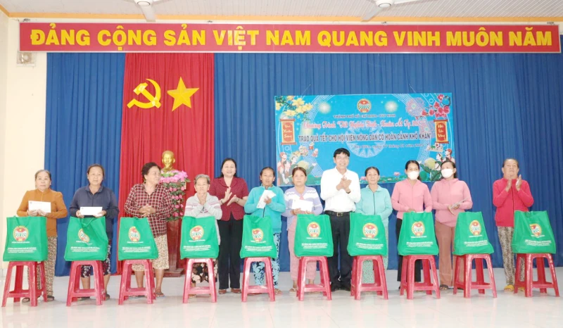 Hội Nông dân tỉnh trao quà cho các gia đình hội viên nông dân