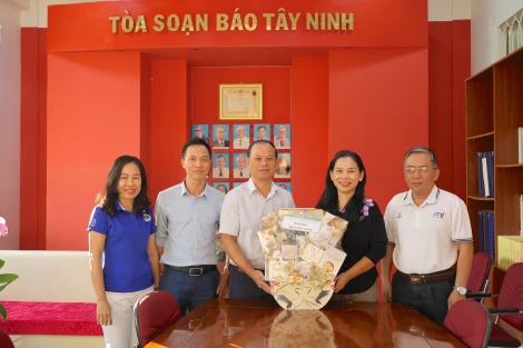 Công ty TNHH MTV in báo Nhân Dân Thành phố Hồ Chí Minh thăm, chúc tết Báo Tây Ninh