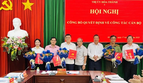 Hoà Thành: Trao quyết định chỉ định bổ sung Uỷ viên Ban Chấp hành Đảng bộ thị xã