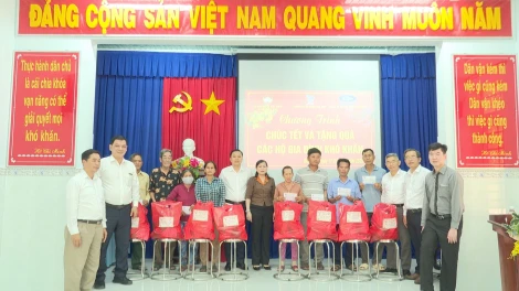 Uỷ ban MTTQ Việt Nam huyện Bến Cầu trao tặng 50 phần quà tết cho hộ khó khăn