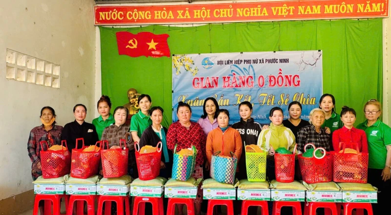 Hội Liên hiệp Phụ nữ xã Phước Ninh: Tặng 100 phần quà cho phụ nữ khó khăn