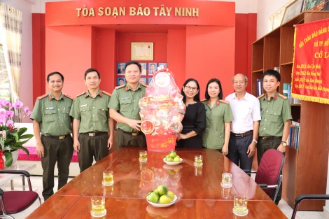 Các đơn vị thăm, chúc tết Báo Tây Ninh