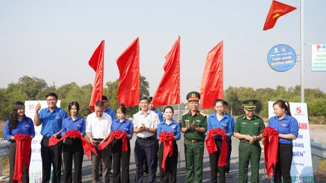 Khánh thành công trình thanh niên “Thắp sáng đường tuần tra biên giới bằng đèn năng lượng mặt trời”