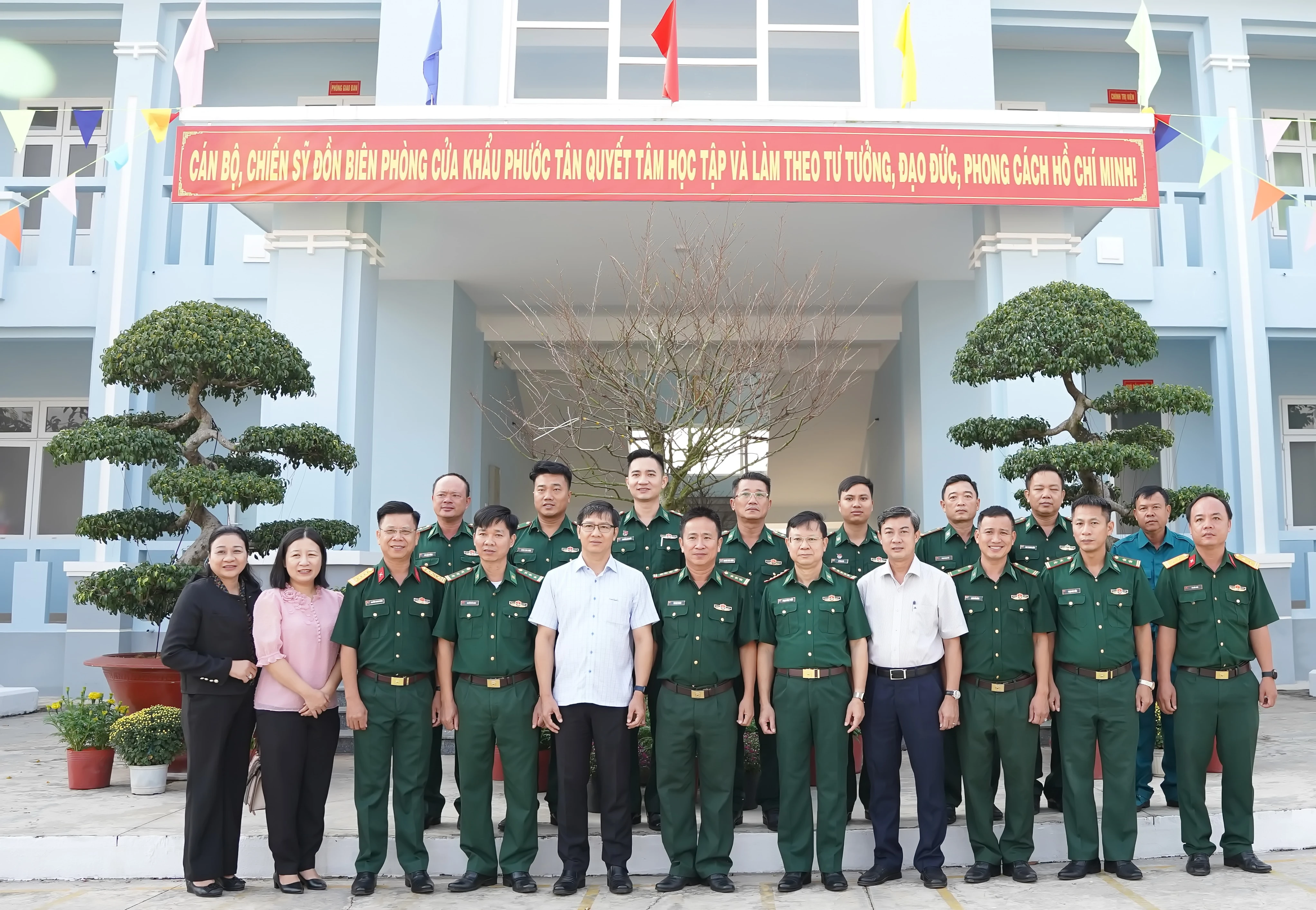 Bí thư Tỉnh uỷ Nguyễn Thành Tâm và các thành viên đoàn chụp ảnh lưu niệm cùng CBCS Ðồn Biên phòng cửa khẩu Phước Tân.