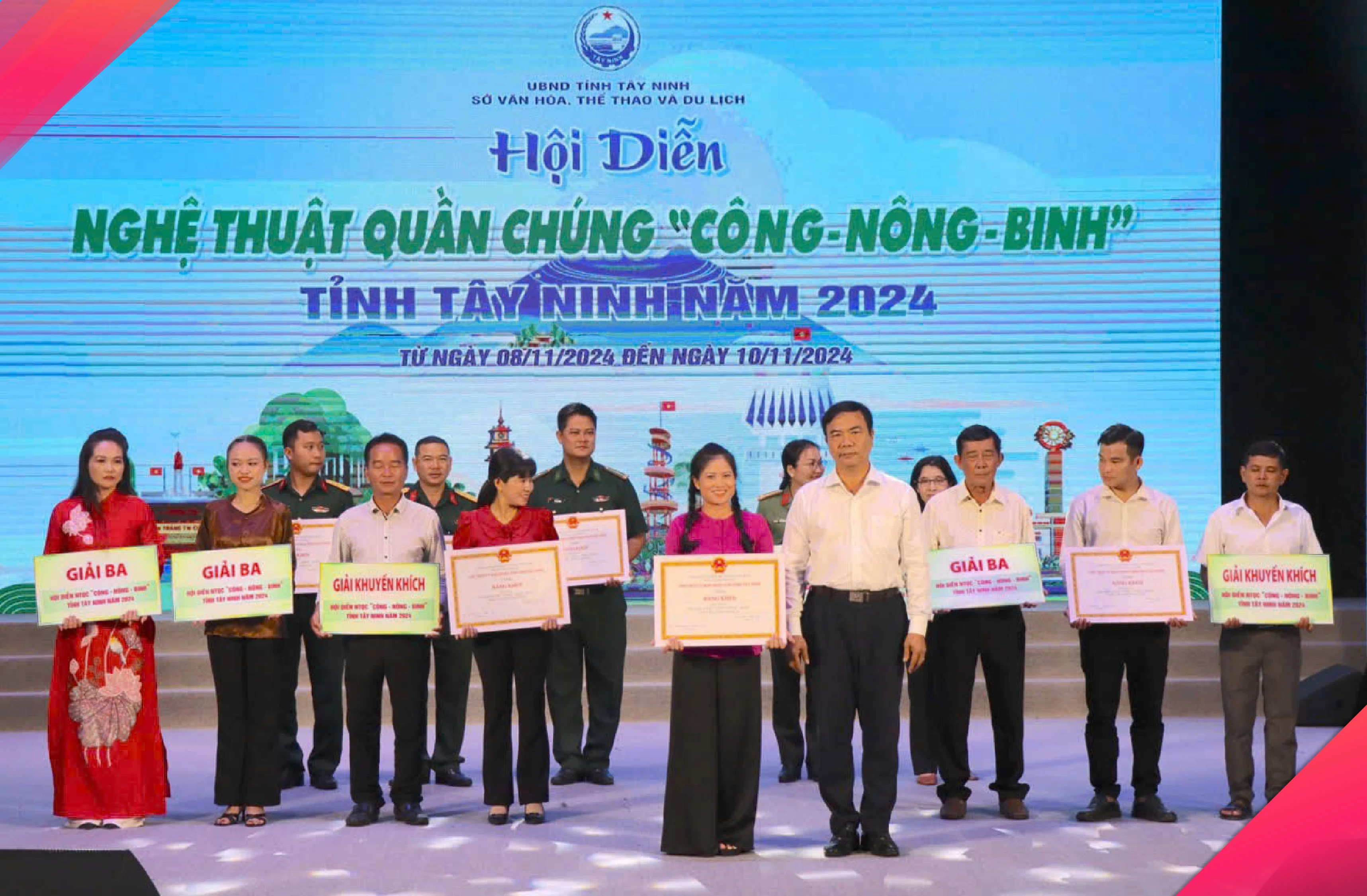 Trao giải Hội diễn nghệ thuật quần chúng “Công - Nông - Binh”.