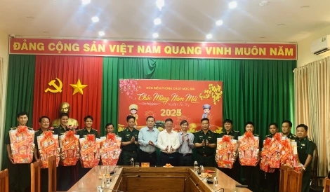 Đoàn lãnh đạo tỉnh thăm, tặng quà cho cán bộ, chiến sĩ các điểm chốt, trạm biên giới