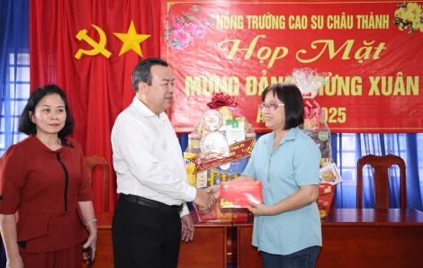 Thăm, tặng quà tết các nông trường cao su thuộc Công ty TNHH MTV 30-4 Tây Ninh