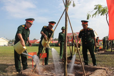 Bài 1: Phát huy truyền thống anh hùng, xây dựng đơn vị vững mạnh toàn diện