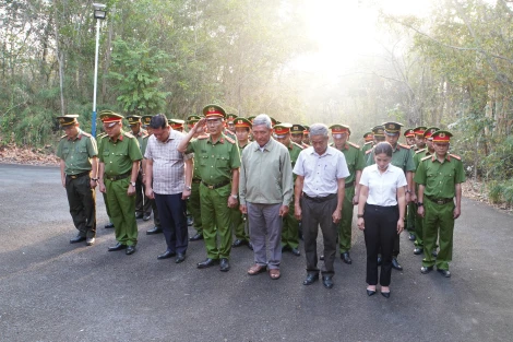 Công an Tây Ninh viếng Bia tưởng niệm các liệt sĩ Đoàn U70 An ninh vũ trang