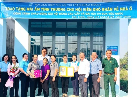 Hội Liên hiệp Phụ nữ thị trấn Châu Thành trao nhà Mái ấm tình thương cho hội viên