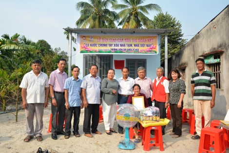 Tân Châu: Bàn giao nhà đại đoàn kết cho hộ nghèo có hoàn cảnh khó khăn về nhà ở