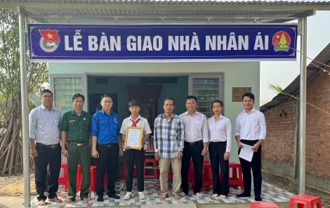 Bàn giao nhà Nhân ái cho Đội viên có hoàn cảnh khó khăn