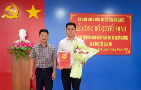 Thị xã Trảng Bàng công bố và trao quyết định về công tác cán bộ