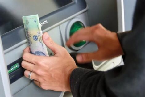 Nhờ thanh niên rút tiền ở cây ATM, người phụ nữ Bắc Giang sau đó phải báo Công an vội