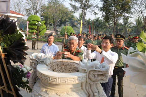 Công an Tây Ninh dâng hương tri ân các anh hùng liệt sĩ Ban An ninh Trung ương Cục miền Nam