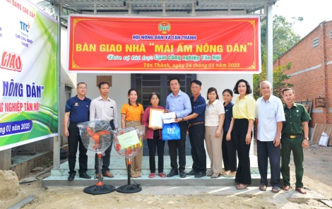 Hội Nông dân huyện Tân Châu bàn giao 5 căn nhà Mái ấm nông dân trước tết Nguyên Đán Ất Tỵ