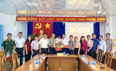 Phó Bí thư Tỉnh uỷ Nguyễn Mạnh Hùng thăm, chúc tết lãnh đạo thị xã Trảng Bàng